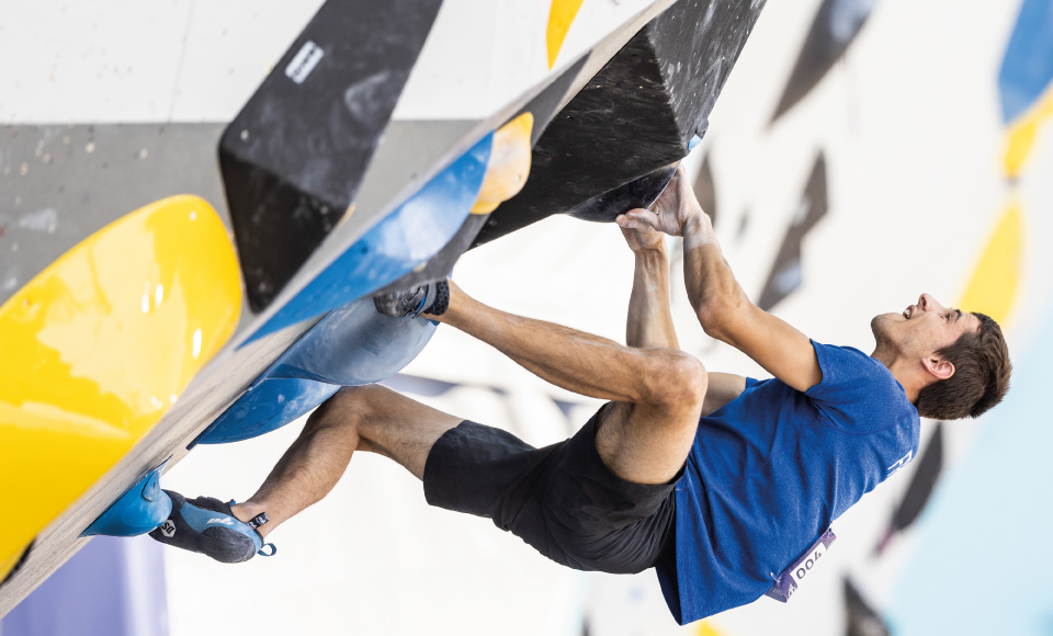 Photo de Paul Jenft en plein effort sur un mur d'escalade